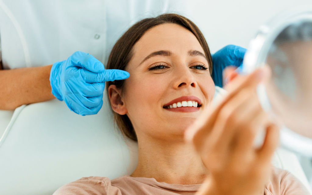Une femme dans une clinique de médecine esthétique à paris 8 traitement anti-âge mesotherapie paris 8