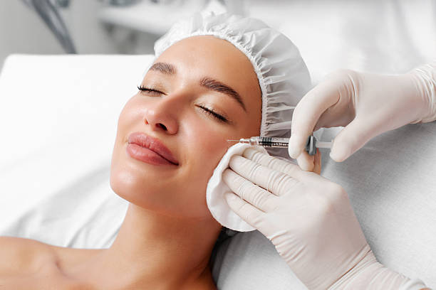 une femme dans une clinique traitement skinbooster acide hyaluronique