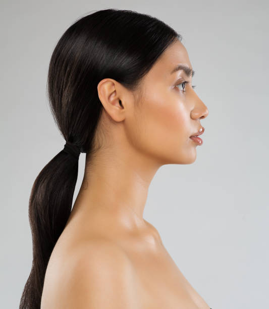 Photo du profil d'une femme, visage en gros plan, duvet poil sur l'oval du visage, laser duvet visage clinique elysées derm médecine esthétique paris 8e champs elysées